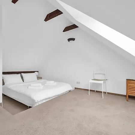 Rynek Nowego Miasta Two-level By Bookinghost * Varsóvia